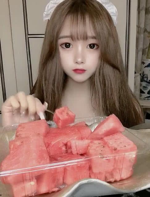 吃酥瓜小姐姐,一场味蕾的盛宴