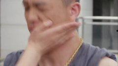 男子吃瓜被误会