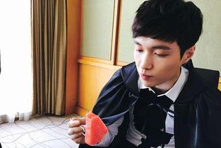 张艺兴搞笑吃瓜,笑料连连，网友直呼“太可爱”